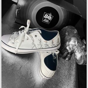 Converse bugs bunny snickers !